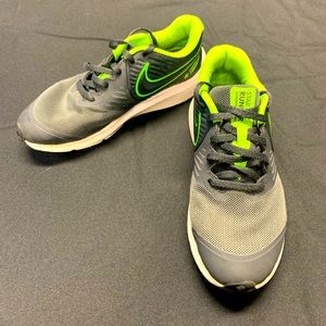 Boys Nike Size 4 Shoe